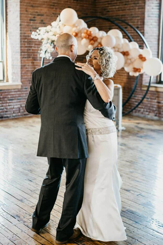 أمريكي أصيب بالزهايمر نسي أنه متزوج.. زوجته المخلصة تركت عملها لتعتني به فأُعجب بها مجدداً وتزوجها صورة رقم 13