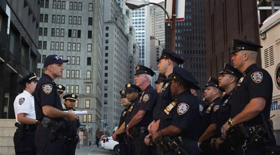 فيديو لرجل يطير مثل “سبايدر مان” في نيويورك.. ظهر على لوح حقيقي وأثار دهشة المارة صورة رقم 2