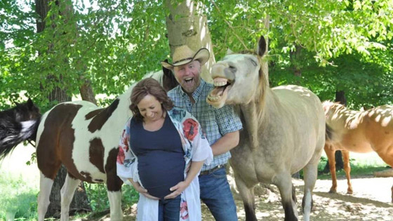 الجواد الضاحك يسرق الأضواء في لقطات الأمومة صورة رقم 1