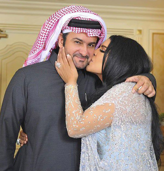فيديو: مذيع يحرج مبارك الهاجري ويعرض صور القبلات مع احلام ويسأل: “ما في خصوصية؟” صورة رقم 5