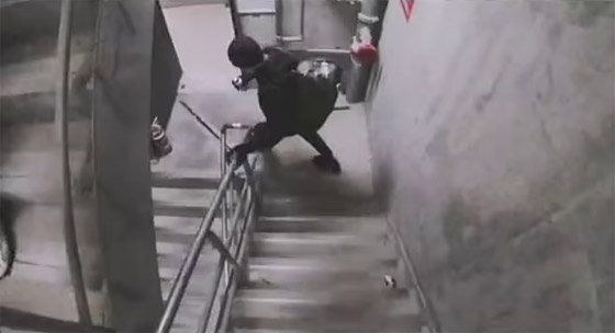 فيديو وصور مذهلة: شباب يخاطرون بحياتهم ويتصورون فوق المباني الشاهقة! الشرطة تطاردهم في أستراليا صورة رقم 5 فيديو وصور مذهلة: شباب يخاطرون بحياتهم ويتصورون فوق المباني الشاهقة! الشرطة تطاردهم في أستراليا صورة رقم 5
