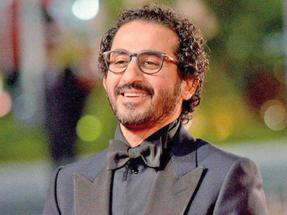 فيديو كوميدي: أحمد حلمي يتحدى الحر بأغنية 