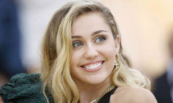 منهم كارداشيان وسايرس.. مشاهير يهربون من صور السيلفي مع المعجبين لأسباب مختلفة صورة رقم 8 منهم كارداشيان وسايرس.. مشاهير يهربون من صور السيلفي مع المعجبين لأسباب مختلفة صورة رقم 8