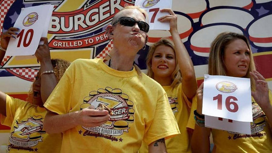 بالفيديو.. أكلا 34 شطيرة برغر في 10 دقائق صورة رقم 1