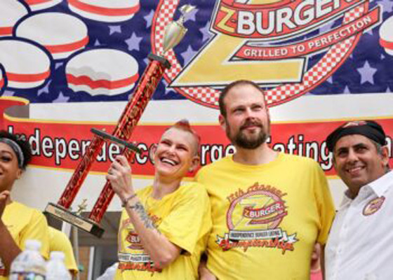 بالفيديو.. أكلا 34 شطيرة برغر في 10 دقائق صورة رقم 2