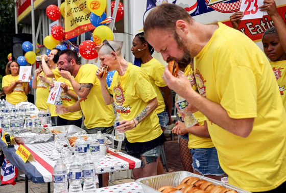 بالفيديو.. أكلا 34 شطيرة برغر في 10 دقائق صورة رقم 5