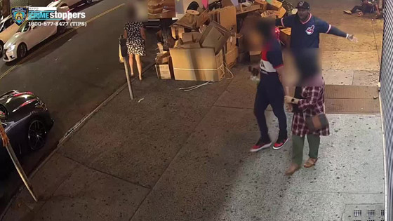 فيديو: شرطة نيويورك تبحث عن متهم يلاحق ويهاجم المحجبات بعنف صورة رقم 2 فيديو: شرطة نيويورك تبحث عن متهم يلاحق ويهاجم المحجبات بعنف صورة رقم 2