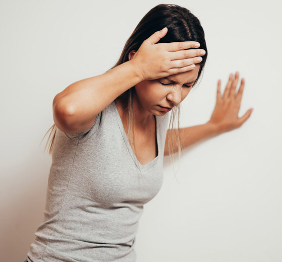 تشعر بالدوار عند السير بسرعة أو أثناء نزول الدرج؟ إليك الأسباب والعلاج صورة رقم 1 تشعر بالدوار عند السير بسرعة أو أثناء نزول الدرج؟ إليك الأسباب والعلاج صورة رقم 1