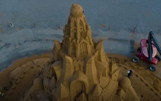 الدنمارك تدخل موسوعة غينيس بأطول قلعة رملية.. وقمتها تحمل المفاجأة صورة رقم 10