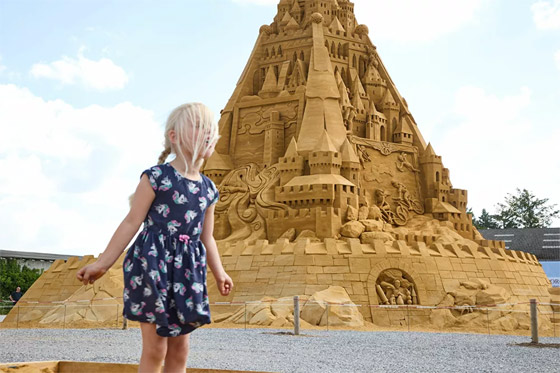 الدنمارك تدخل موسوعة غينيس بأطول قلعة رملية.. وقمتها تحمل المفاجأة صورة رقم 1