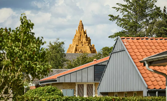 الدنمارك تدخل موسوعة غينيس بأطول قلعة رملية.. وقمتها تحمل المفاجأة صورة رقم 2