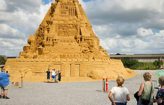 الدنمارك تدخل موسوعة غينيس بأطول قلعة رملية.. وقمتها تحمل المفاجأة صورة رقم 6