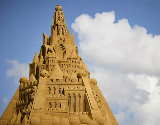 الدنمارك تدخل موسوعة غينيس بأطول قلعة رملية.. وقمتها تحمل المفاجأة صورة رقم 8