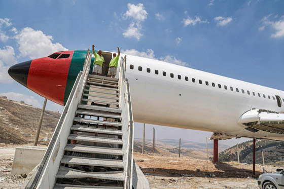 فلسطينيان يحوّلان طائرة بوينغ 707 الى مطعم وقاعة أفراح صورة رقم 10