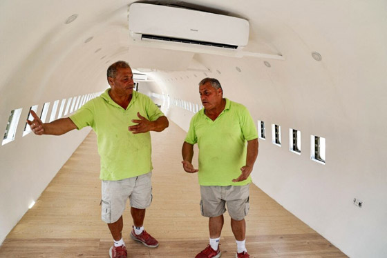 فلسطينيان يحوّلان طائرة بوينغ 707 الى مطعم وقاعة أفراح صورة رقم 11