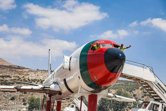 فلسطينيان يحوّلان طائرة بوينغ 707 الى مطعم وقاعة أفراح صورة رقم 14
