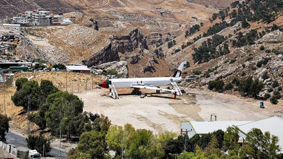 فلسطينيان يحوّلان طائرة بوينغ 707 الى مطعم وقاعة أفراح صورة رقم 15