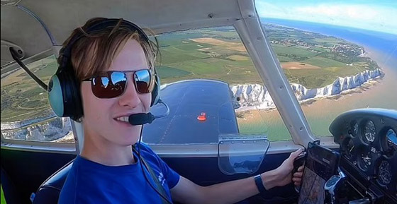 أصغر طيار يسافر حول العالم بمفرده خلال 6 أسابيع صورة رقم 2