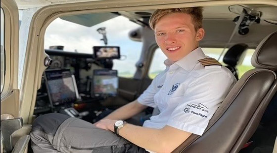 أصغر طيار يسافر حول العالم بمفرده خلال 6 أسابيع صورة رقم 1