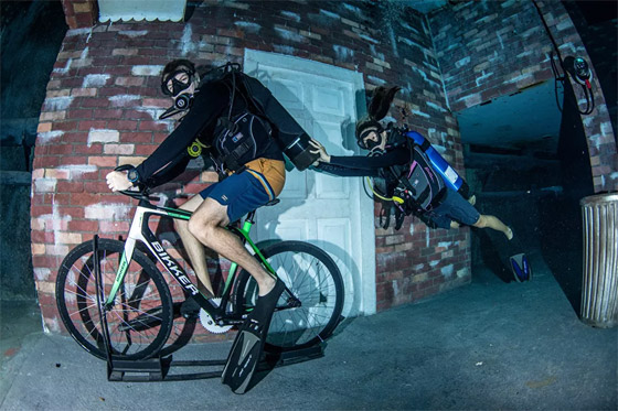 التسوق تحت الماء في دبي.. استكشفوا أعمق حوض للغوص في العالم صورة رقم 4