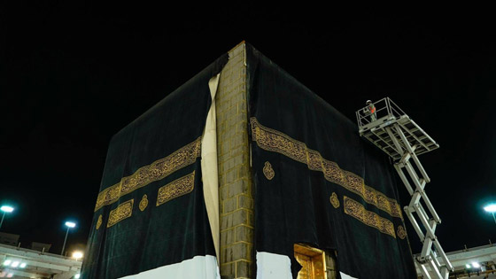 بالصور.. الكعبة المشرفة تكتسي حلّتها الجديدة بكسوة العيد صورة رقم 1 بالصور.. الكعبة المشرفة تكتسي حلّتها الجديدة بكسوة العيد صورة رقم 1
