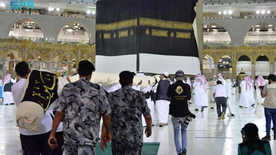 بالصور.. الكعبة المشرفة تكتسي حلّتها الجديدة بكسوة العيد صورة رقم 6 بالصور.. الكعبة المشرفة تكتسي حلّتها الجديدة بكسوة العيد صورة رقم 6
