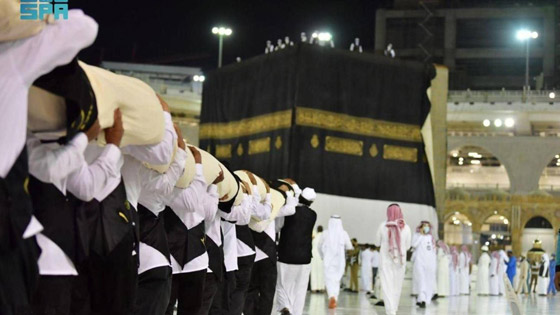 بالصور.. الكعبة المشرفة تكتسي حلّتها الجديدة بكسوة العيد صورة رقم 3 بالصور.. الكعبة المشرفة تكتسي حلّتها الجديدة بكسوة العيد صورة رقم 3