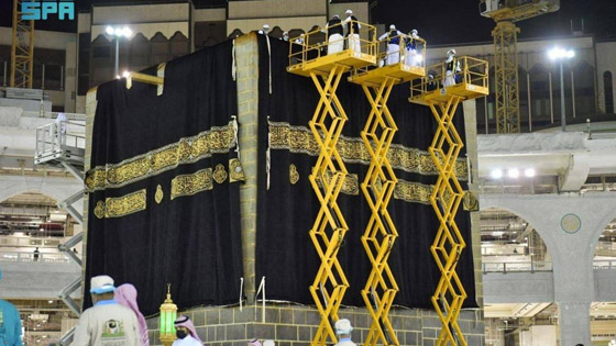 بالصور.. الكعبة المشرفة تكتسي حلّتها الجديدة بكسوة العيد صورة رقم 7 بالصور.. الكعبة المشرفة تكتسي حلّتها الجديدة بكسوة العيد صورة رقم 7