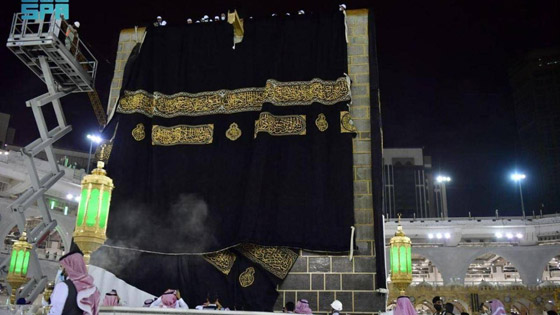 بالصور.. الكعبة المشرفة تكتسي حلّتها الجديدة بكسوة العيد صورة رقم 8 بالصور.. الكعبة المشرفة تكتسي حلّتها الجديدة بكسوة العيد صورة رقم 8