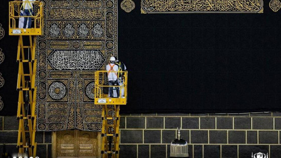بالصور.. الكعبة المشرفة تكتسي حلّتها الجديدة بكسوة العيد صورة رقم 10 بالصور.. الكعبة المشرفة تكتسي حلّتها الجديدة بكسوة العيد صورة رقم 10