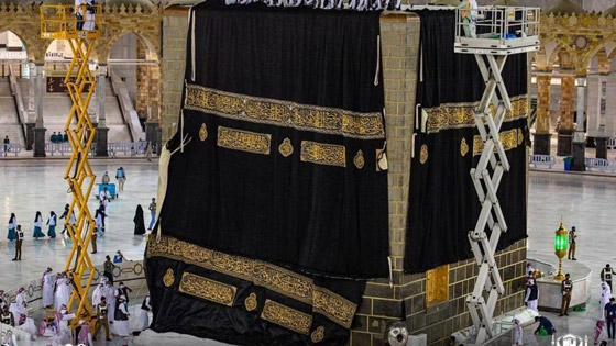 بالصور.. الكعبة المشرفة تكتسي حلّتها الجديدة بكسوة العيد صورة رقم 11 بالصور.. الكعبة المشرفة تكتسي حلّتها الجديدة بكسوة العيد صورة رقم 11