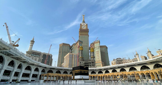 بالصور.. الكعبة المشرفة تكتسي حلّتها الجديدة بكسوة العيد صورة رقم 13 بالصور.. الكعبة المشرفة تكتسي حلّتها الجديدة بكسوة العيد صورة رقم 13