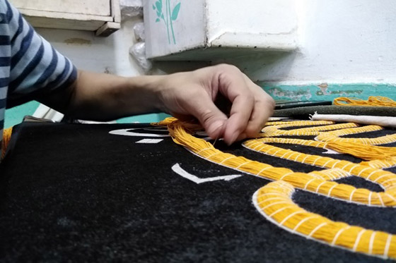 بالصور.. الكعبة المشرفة تكتسي حلّتها الجديدة بكسوة العيد صورة رقم 14 بالصور.. الكعبة المشرفة تكتسي حلّتها الجديدة بكسوة العيد صورة رقم 14