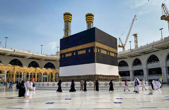 بالصور.. الكعبة المشرفة تكتسي حلّتها الجديدة بكسوة العيد صورة رقم 15 بالصور.. الكعبة المشرفة تكتسي حلّتها الجديدة بكسوة العيد صورة رقم 15