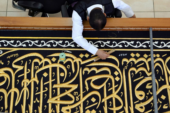 بالصور.. الكعبة المشرفة تكتسي حلّتها الجديدة بكسوة العيد صورة رقم 16 بالصور.. الكعبة المشرفة تكتسي حلّتها الجديدة بكسوة العيد صورة رقم 16
