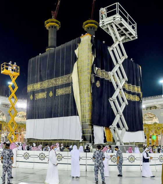 بالصور.. الكعبة المشرفة تكتسي حلّتها الجديدة بكسوة العيد صورة رقم 2 بالصور.. الكعبة المشرفة تكتسي حلّتها الجديدة بكسوة العيد صورة رقم 2