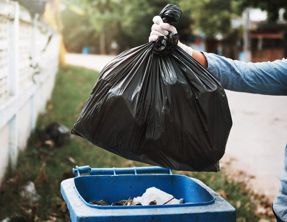 حيلة بسيطة تخلصكم من تجمع الذباب والحشرات على سلة القمامة (فيديو) صورة رقم 1