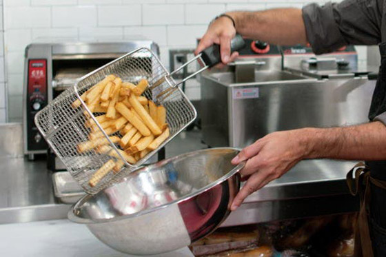 قائمة انتظار تصل لـ10 أسابيع لكي تتذوق أغلى بطاطس مقلية بالعالم! صورة رقم 5