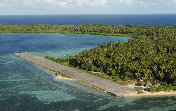 ينجيلاب.. جزيرة غريبة لا يرى سكانها إلا باللون الأبيض والأسود صورة رقم 6