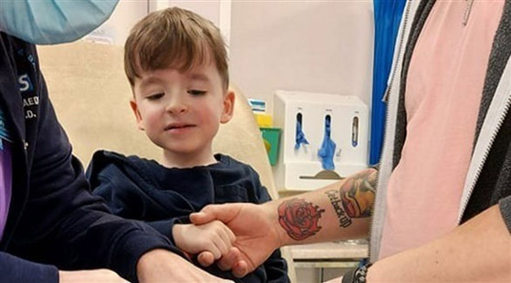 طفل يخاطر بكسر ضلوعه في كل مرة يعطس صورة رقم 2