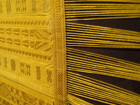 معرض نادر لأقمشة حرير العنكبوت بلندن: استغرق 8 سنوات ومليوني عنكبوت صورة رقم 4