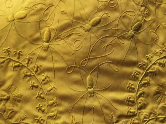 معرض نادر لأقمشة حرير العنكبوت بلندن: استغرق 8 سنوات ومليوني عنكبوت صورة رقم 12