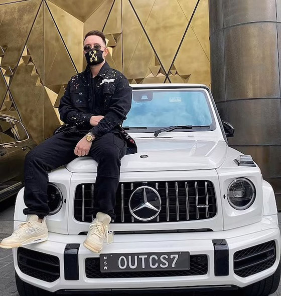 أصبحا ثريين بعدما تركا المدرسة وعملا ببيع الملابس صورة رقم 2