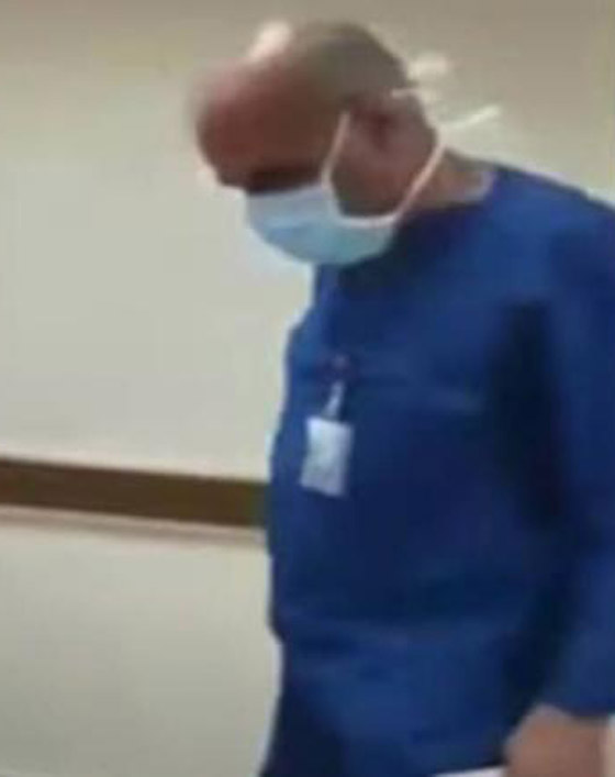 فيديو صادم: طبيب مصري يهين ممرض ويطالبه بالسجود لكلبه! صورة رقم 4 فيديو صادم: طبيب مصري يهين ممرض ويطالبه بالسجود لكلبه! صورة رقم 4