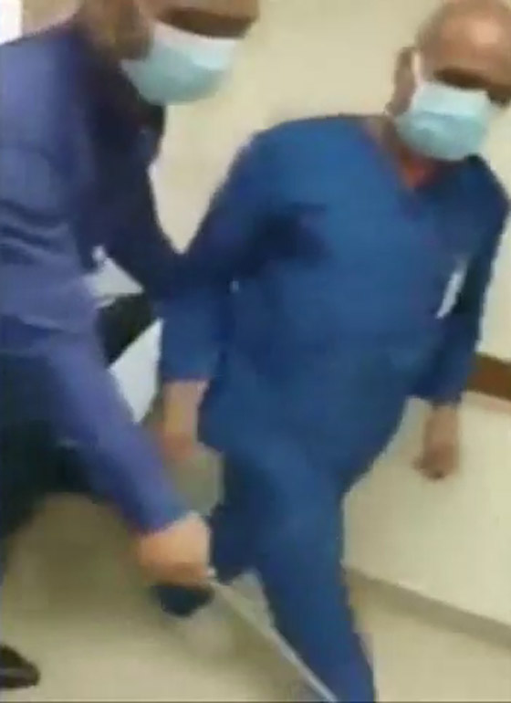 فيديو صادم: طبيب مصري يهين ممرض ويطالبه بالسجود لكلبه! صورة رقم 5 فيديو صادم: طبيب مصري يهين ممرض ويطالبه بالسجود لكلبه! صورة رقم 5
