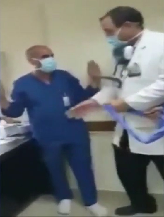 فيديو صادم: طبيب مصري يهين ممرض ويطالبه بالسجود لكلبه! صورة رقم 3 فيديو صادم: طبيب مصري يهين ممرض ويطالبه بالسجود لكلبه! صورة رقم 3
