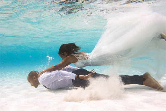 صور مدهشة: ثنائي سعودي يحتفلان بزفافهما تحت الماء في جزر المالديف صورة رقم 3