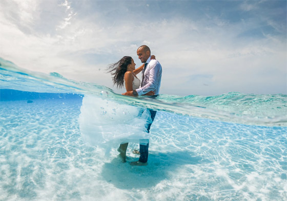 صور مدهشة: ثنائي سعودي يحتفلان بزفافهما تحت الماء في جزر المالديف صورة رقم 1