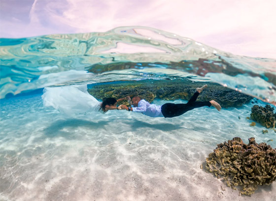 صور مدهشة: ثنائي سعودي يحتفلان بزفافهما تحت الماء في جزر المالديف صورة رقم 2