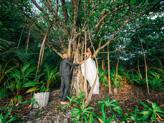 صور مدهشة: ثنائي سعودي يحتفلان بزفافهما تحت الماء في جزر المالديف صورة رقم 4